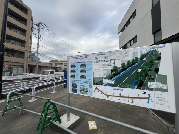 JR高円寺駅北側に位置する「純情商店街」では、都市計画道路の整備をめぐって住民との論争が顕在化している。論争の焦点となっている都市計画道路の概要を見ていこう。