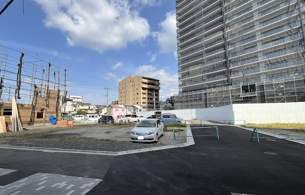 駅前からも工事の様子がうかがえる（2025年11月7日現在）