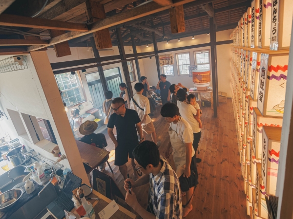 リノベーションした古民家に、地域の人が集えるサードプレイスのような場をつくり出している千住旭町の「（仮称）コーミンカン！」。写真は2024年8月の地口あんどん夏祭り（撮影：伊澤写真館）