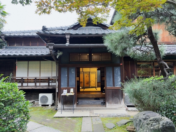 リノベーションした古民家に、地域の人が集えるサードプレイスのような場をつくり出している千住旭町の「（仮称）コーミンカン！」。写真は2024年8月の地口あんどん夏祭り（撮影：伊澤写真館）