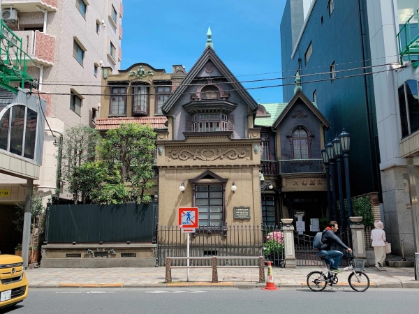 北千住駅西口の駅前通りにあり、千住のランドマークとしても親しまれてきた大橋眼科。移築再建をめざして2022年に解体され、現在は部材が倉庫に保管されている