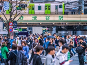 渋谷駅を走る山手線