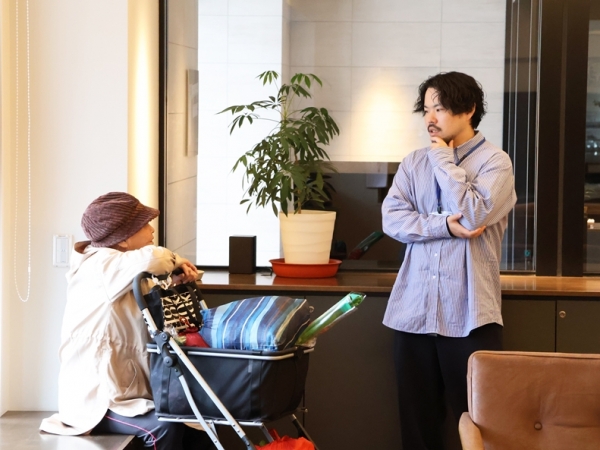 守人と入居者のやりとり。数字に換算しづらいが、会話のある日常には価値があると思う（写真提供/神奈川県住宅供給公社）