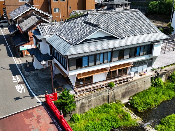再生された紀の川三笠館の外観。近隣には神社仏閣が多く、市内でも由緒あるエリア（画像提供：エンジョイワークス）