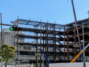 旧そごう呉店跡地では、新たな複合ビルの建設工事が急ピッチで進む