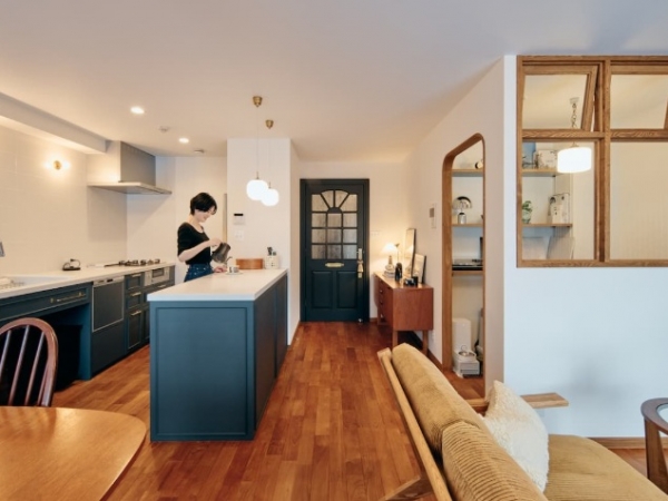 「わたしのための、パブリックスペース」の間取り図。玄関、廊下を広げ、リビングに繋げることで室内はぐんと明るくなった