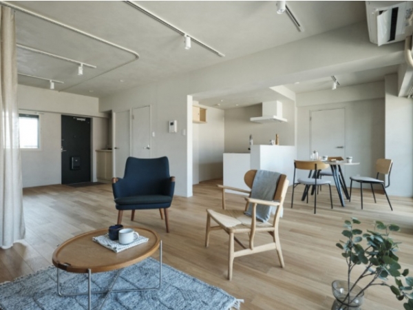 「わたしのための、パブリックスペース」の間取り図。玄関、廊下を広げ、リビングに繋げることで室内はぐんと明るくなった