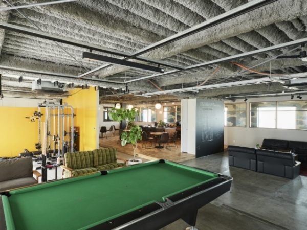 上は「4D設計で実現した『子どもと成長する家』」で提案された将来の使い方。現在だけでなく、住まいの将来も販売したといえそう/「工種を絞って、人気エリアに総額2,000万円でマイホーではコストを抑えて、でも人気のアイテムを組み合わせてリノベーション