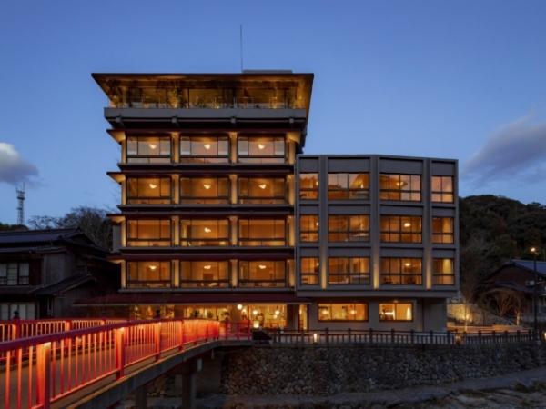 上は「4D設計で実現した『子どもと成長する家』」で提案された将来の使い方。現在だけでなく、住まいの将来も販売したといえそう/「工種を絞って、人気エリアに総額2,000万円でマイホーではコストを抑えて、でも人気のアイテムを組み合わせてリノベーション