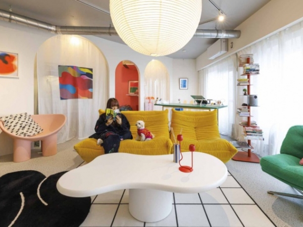 間取り図を見ると改装の大胆さが分かる。斜めに線を引いて部屋を仕切っているのである