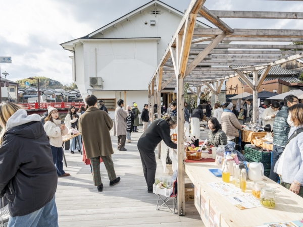 マルシェには、地元の果物農園も参加。そのほか、アクセサリーの出店など多彩な顔ぶれ（画像提供：エンジョイワークス）