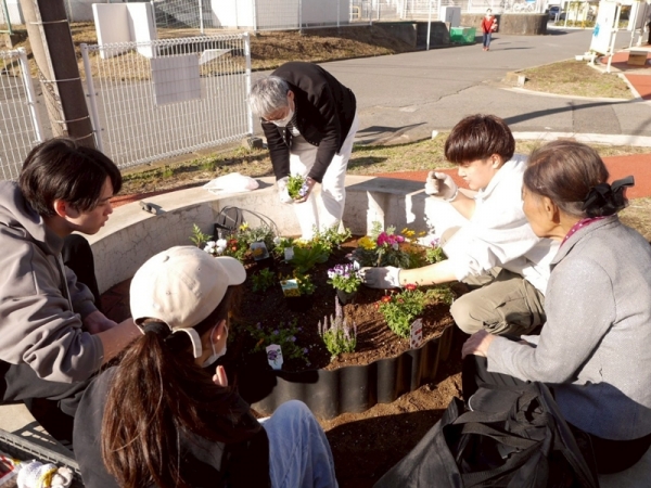 竹山キッチンで子ども達に勉強を教えるサッカー部員。人が集まっている場では様々なニーズがある（写真提供/神奈川県住宅供給公社）