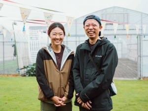 新田夫妻。左が綾子さん、右が翔吾さん