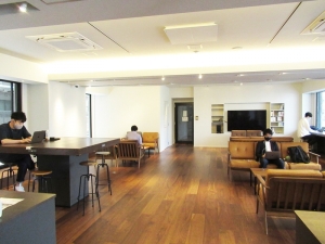 シェアラウンジで仕事する人達の姿も（写真提供/神奈川県住宅供給公社）