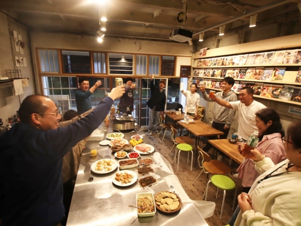 2025年６月に行われた二宮団地体験ツアー。商店街内のシェアキッチンでツアーの後に盛り上がる（写真提供/神奈川県住宅供給公社）