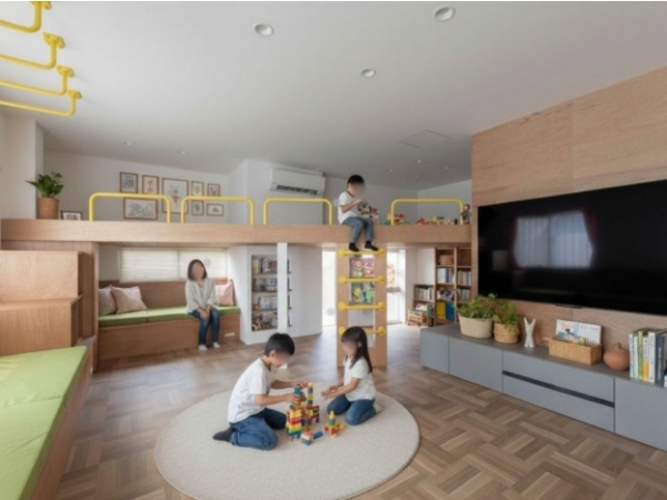 間取り図を見ると改装の大胆さが分かる。斜めに線を引いて部屋を仕切っているのである