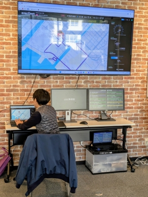 バスの運行状況を、別拠点から遠隔でモニタリングする様子