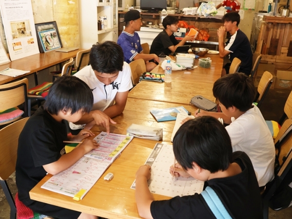 竹山キッチンで子ども達に勉強を教えるサッカー部員。人が集まっている場では様々なニーズがある（写真提供/神奈川県住宅供給公社）