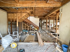 三笠館のリノベーション工事では、床や天井を剥がし、間取りも刷新した。エンジョイワークスのデザイン力と地元事業者との技術の融合（画像提供：エンジョイワークス）