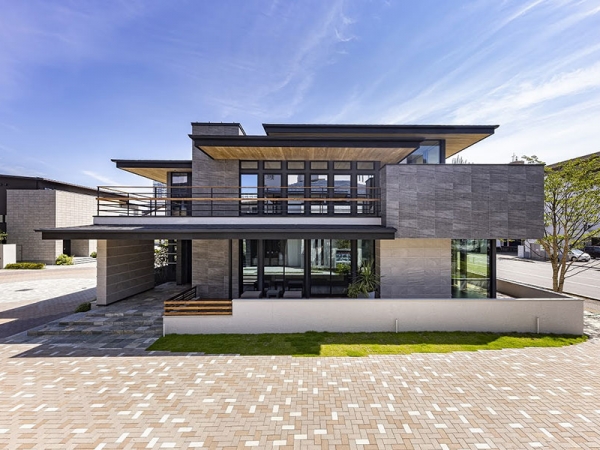 アサヒアレックスホールディングス株式会社は、暮らしやすさを総合的に追求する地域密着型企業として、新潟の住環境向上に貢献している企業だ。代表取締役会長に創業からの企業の歩みなどについて伺った。