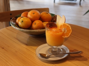 地元の生産農家とのコラボで生まれたスイーツメニュー。三笠館カフェで販売している（画像提供：エンジョイワークス）