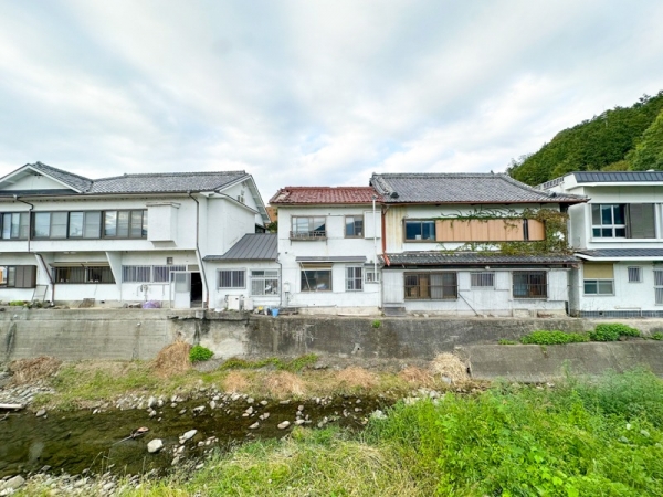 リノベーション工事前の三笠館。真ん中の2棟は減築し、ウッドデッキに変わった（画像提供：エンジョイワークス）