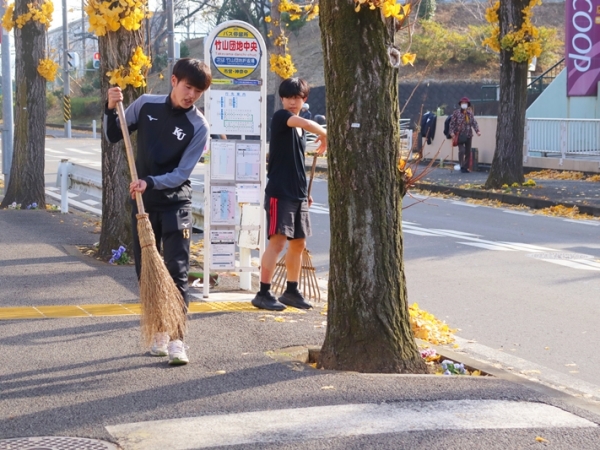 2024年自治会と一緒に大掃除する学生たち（写真提供/神奈川県住宅供給公社）