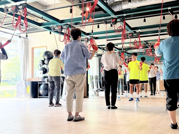 2024年自治会と一緒に大掃除する学生たち（写真提供/神奈川県住宅供給公社）