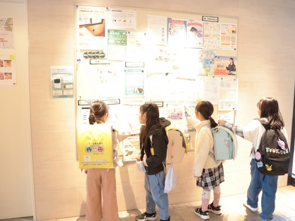 お話を伺った左から公社の賃貸事業部運営管理課の並木さん、守人の中村さん、並木さんと同じ部署の新実希帆さん。新実さんは並木さんの活動に感銘を受けて公社に入ったそうだ（筆者撮影）