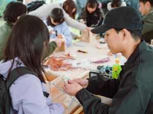 手作りワークショップにはたくさんの親子が参加した