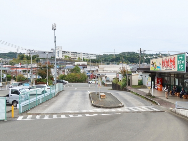 二宮駅。横浜駅からなら40分ほど、小田原駅からなら最短で10分ちょっと。海も山もあるのが二宮というまちである（筆者撮影）