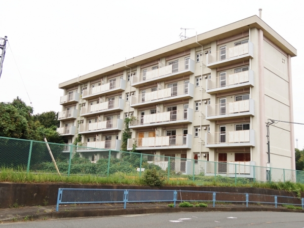 住棟によっては山や海が見える。天気が悪かったせいで不鮮明だが、この部屋も遠くに海が見える（筆者撮影）