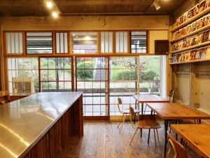 コミュニナルダイニング内部。外からも内からも互いがよく見える、開放的な空間になっている（筆者撮影）