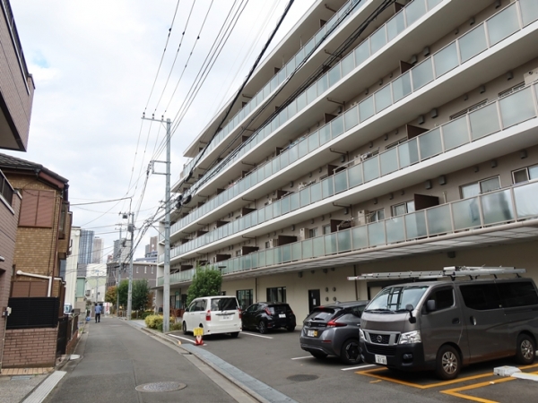 都市型の団地でもコミュニティ醸成、地域との交流を育むなどさまざまな試みが行われている。昭和20年代の団地を建て替えたフロール元住吉で行われている、顔の見える関係を作る３つの取り組みを見てきた。