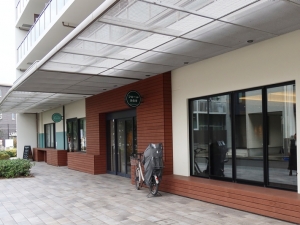 エントランスの奥にあるのが地域にも開かれたカフェ（筆者撮影）