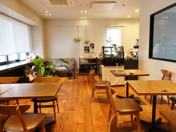 エントランスの奥にあるのが地域にも開かれたカフェ（筆者撮影）