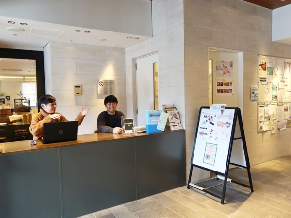 お話を伺った左から公社の賃貸事業部運営管理課の並木さん、守人の中村さん、並木さんと同じ部署の新実希帆さん。新実さんは並木さんの活動に感銘を受けて公社に入ったそうだ（筆者撮影）