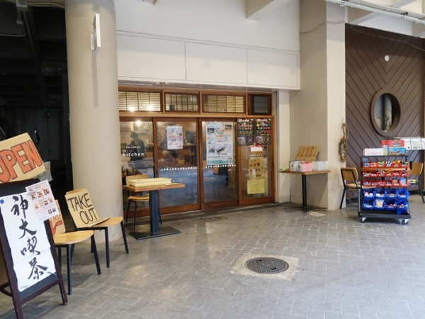 竹山キッチン外観。扉の外、右側に駄菓子コーナーが設けられている（筆者撮影）