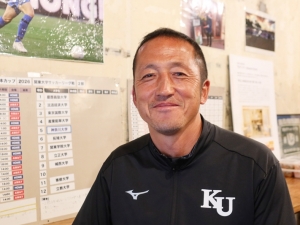 大森監督。大学卒業後、自衛隊でサッカーを続け、そこでチームでプレイすることを深く考えるようになったそうだ（筆者撮影）