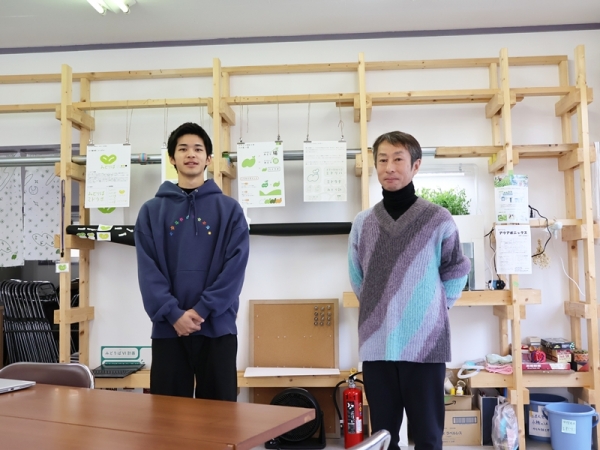 森田教授（右）と学生さん。活動拠点となっている集会所を改修した「ミドリバ」にて（写真提供/神奈川県住宅供給公社）