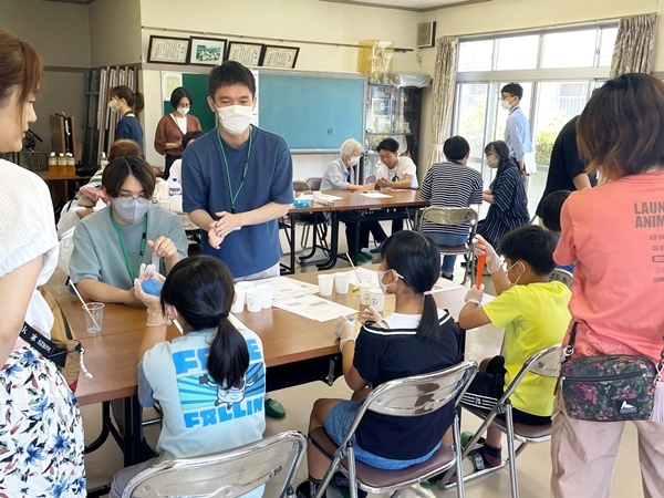 森田教授（右）と学生さん。活動拠点となっている集会所を改修した「ミドリバ」にて（写真提供/神奈川県住宅供給公社）