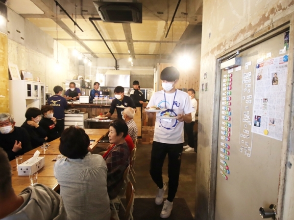 竹山キッチン外観。扉の外、右側に駄菓子コーナーが設けられている（筆者撮影）