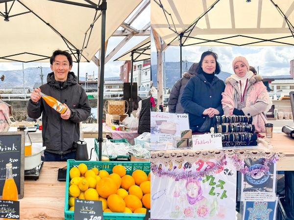 マルシェには、地元の果物農園も参加。そのほか、アクセサリーの出店など多彩な顔ぶれ（画像提供：エンジョイワークス）
