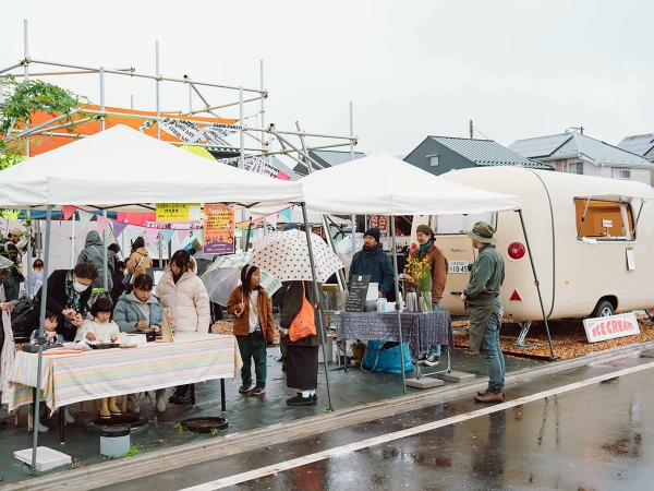 新田夫妻。左が綾子さん、右が翔吾さん