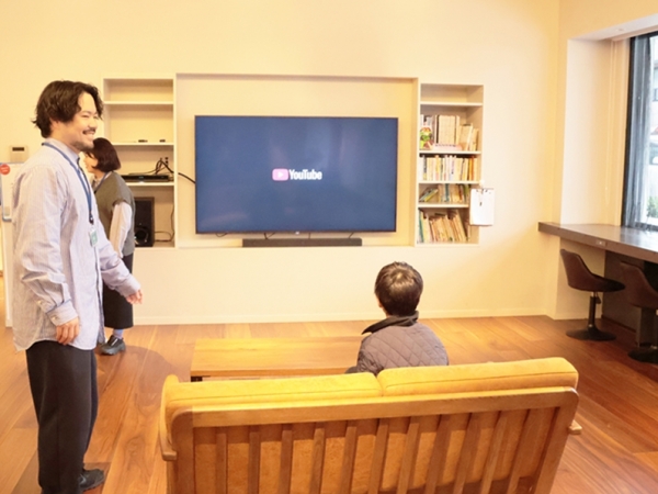 シェアラウンジで仕事する人達の姿も（写真提供/神奈川県住宅供給公社）