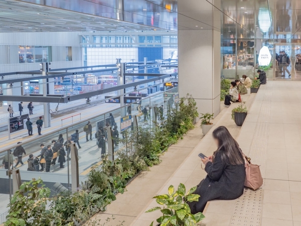 南側から見たエキ×デンスクエアの様子