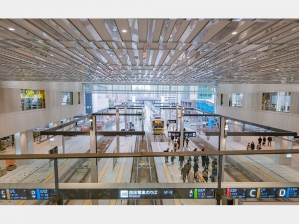 南側から見たエキ×デンスクエアの様子