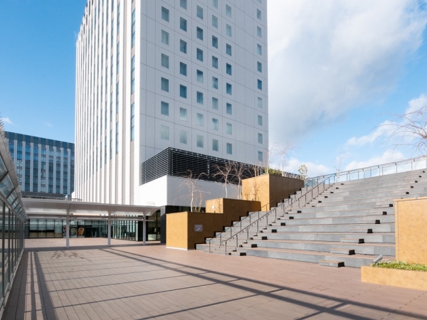 7階ウッドデッキ広場と雁木をイメージした大階段