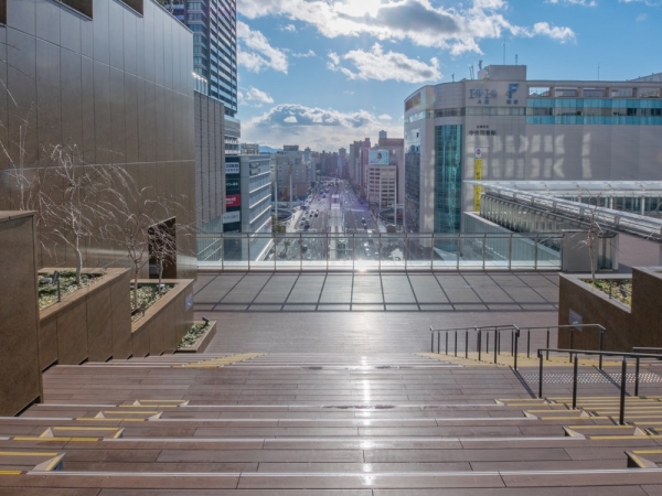 7階ウッドデッキ広場と雁木をイメージした大階段