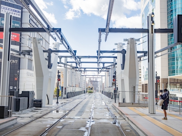 エキ×デンスクエアのロゴマーク（左）とエキキタ広場のロゴマーク（右）。このほか、双方を統合したロゴマークもある（提供：JR西日本）